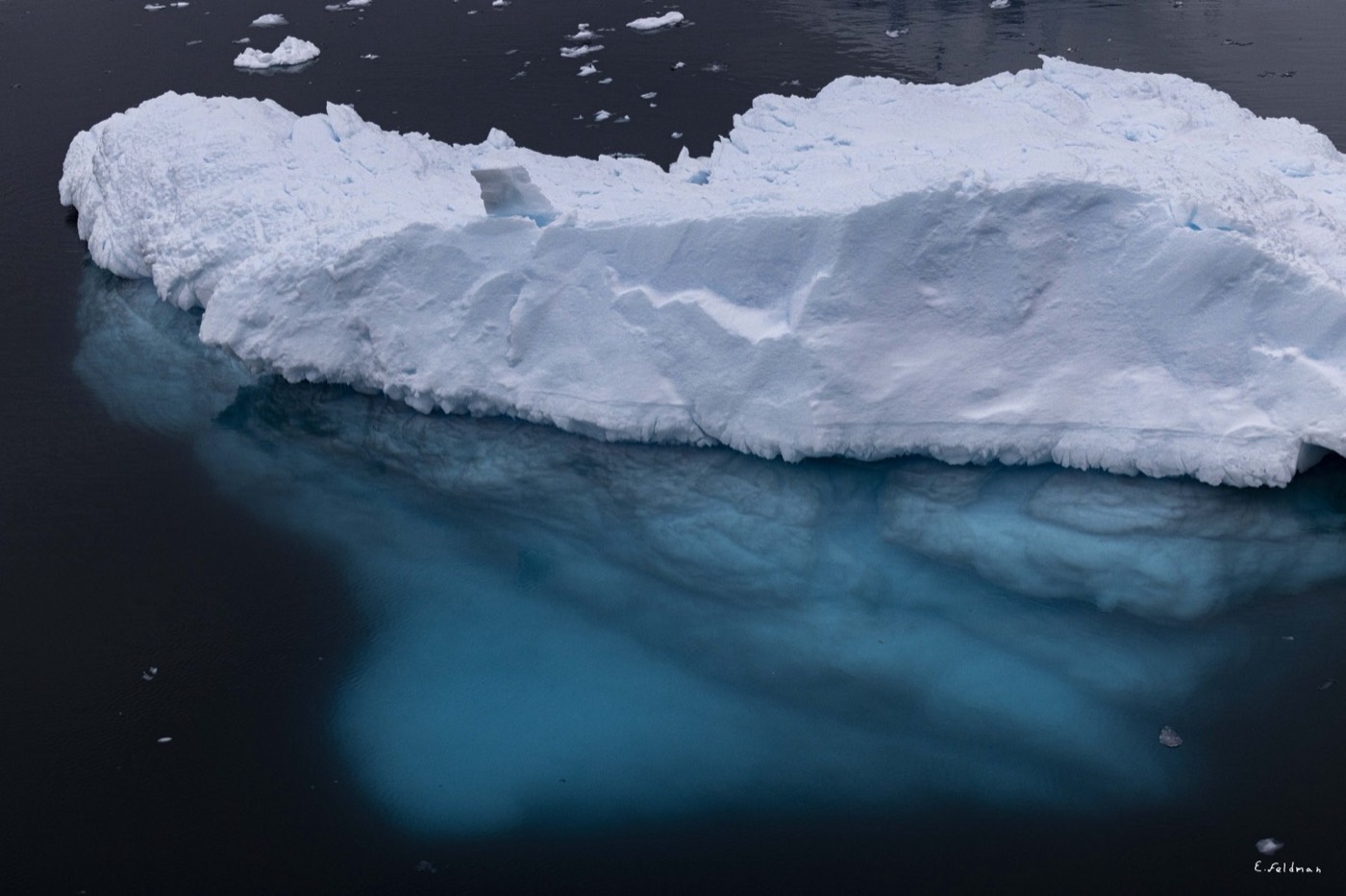 Iceberg con su base azul bajo el agua